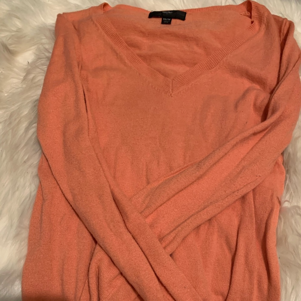Peach colored pull over 🍑